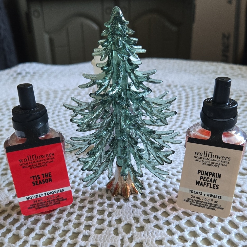 BATH & BODY WORKS CHRISTMAS TREE PLUGIN & 2 WALLFLOWERS